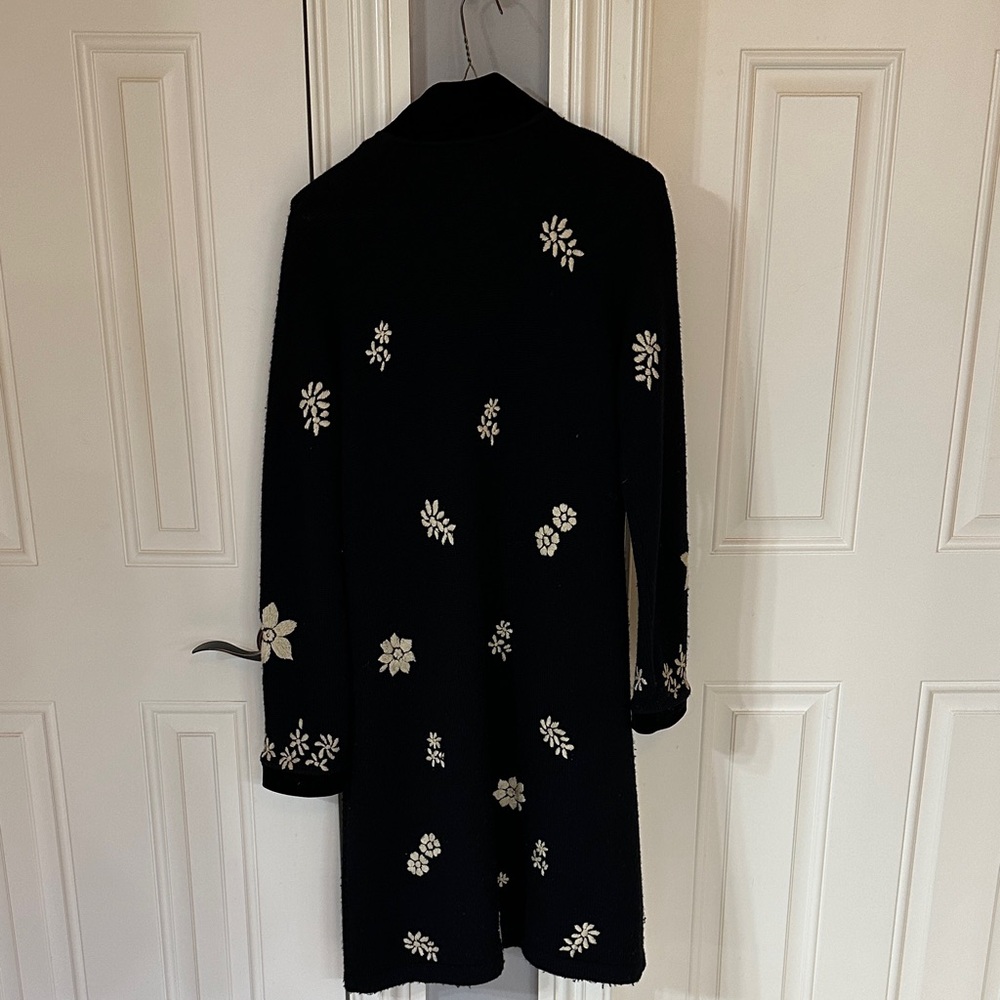 Elegant Black Floral Embroidered sweater coat - Picture 3 of 6